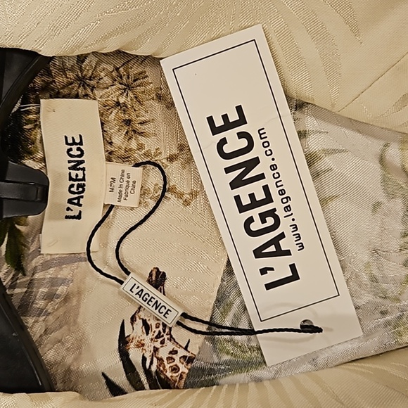 💕L'AGENCE💕 Ciara Robe Blouse ~ Antique White Safari Print Medium M NWT - Picture 14 of 16